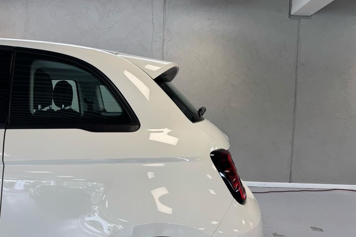Hvid Fiat 500e fra 2023