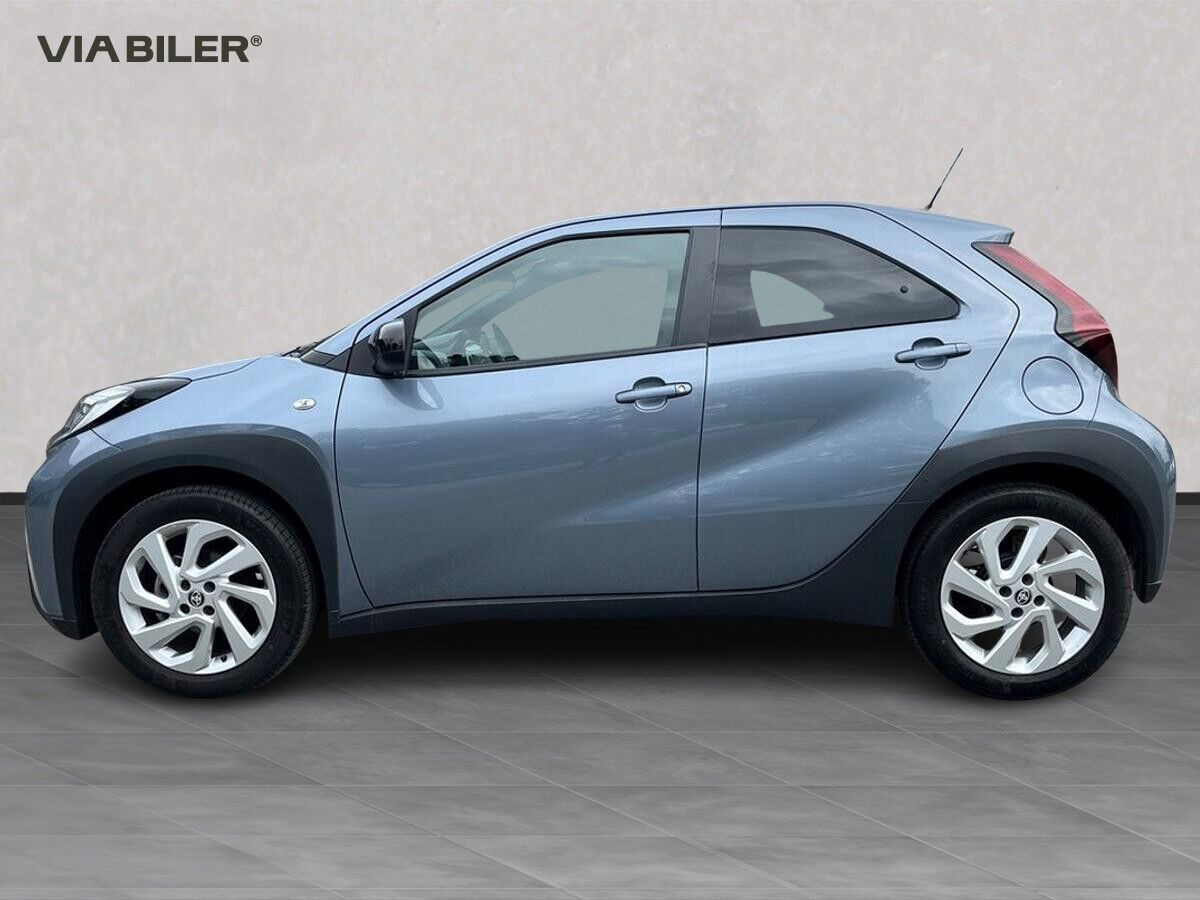 Grå Toyota Aygo X fra 2025