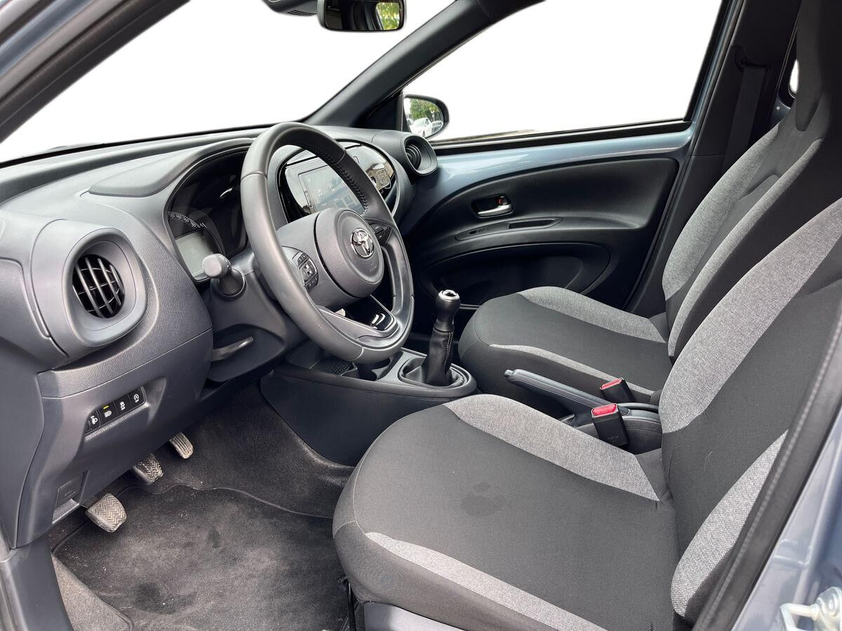 Grå Toyota Aygo X fra 2025