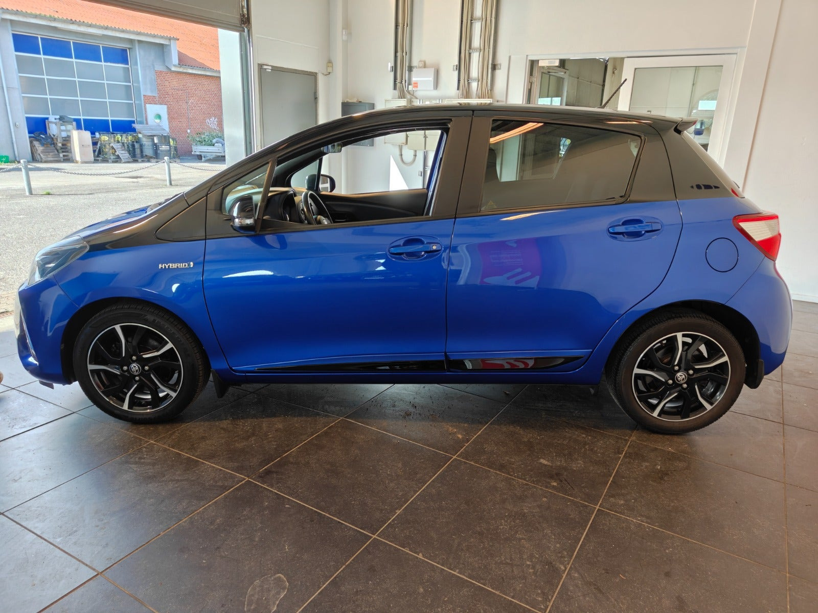Blå Toyota Yaris fra 2017