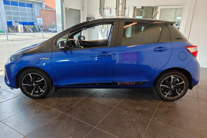 Blå Toyota Yaris fra 2017