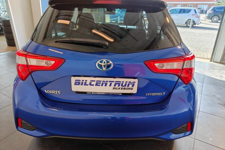Blå Toyota Yaris fra 2017