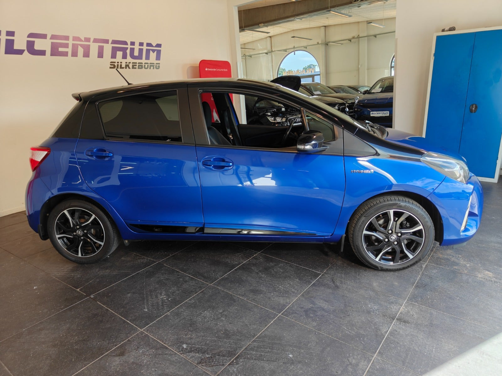 Blå Toyota Yaris fra 2017