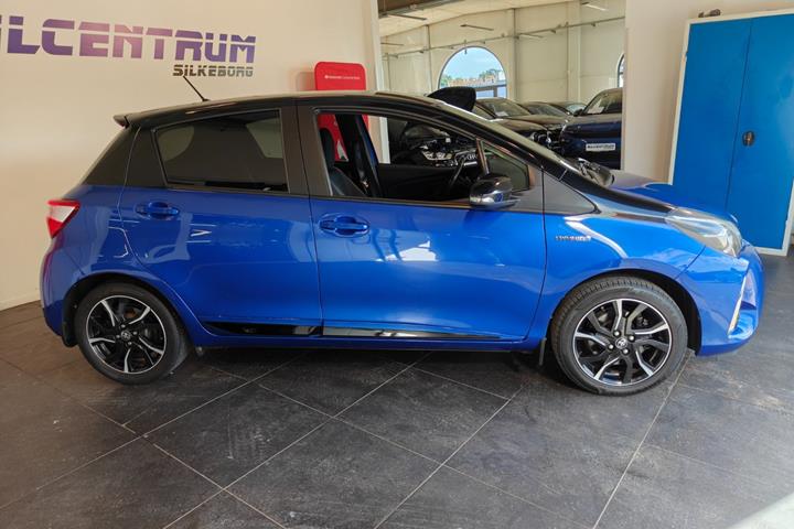 Blå Toyota Yaris fra 2017