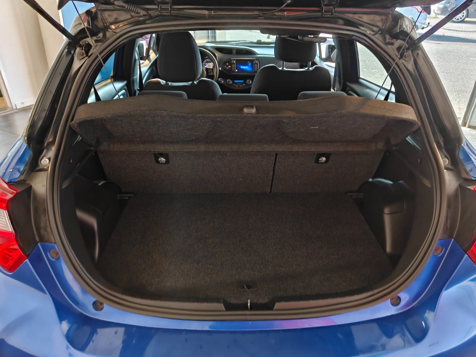 Blå Toyota Yaris fra 2017