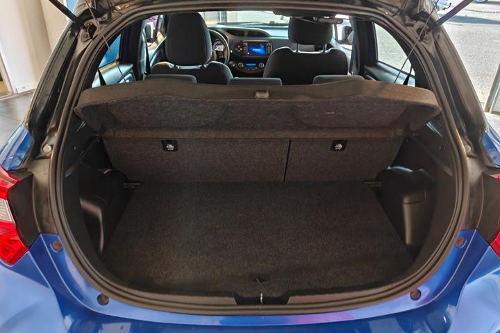 Blå Toyota Yaris fra 2017