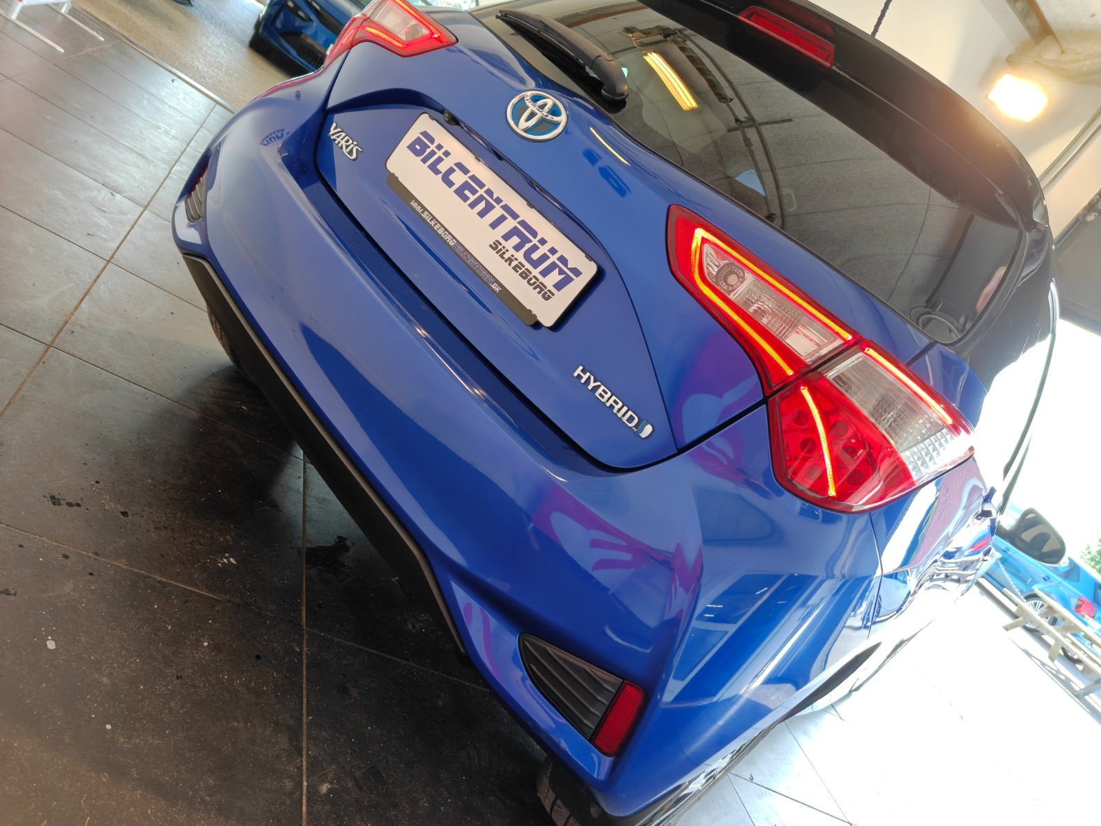Blå Toyota Yaris fra 2017