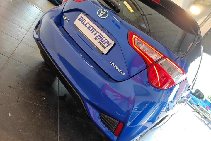 Blå Toyota Yaris fra 2017