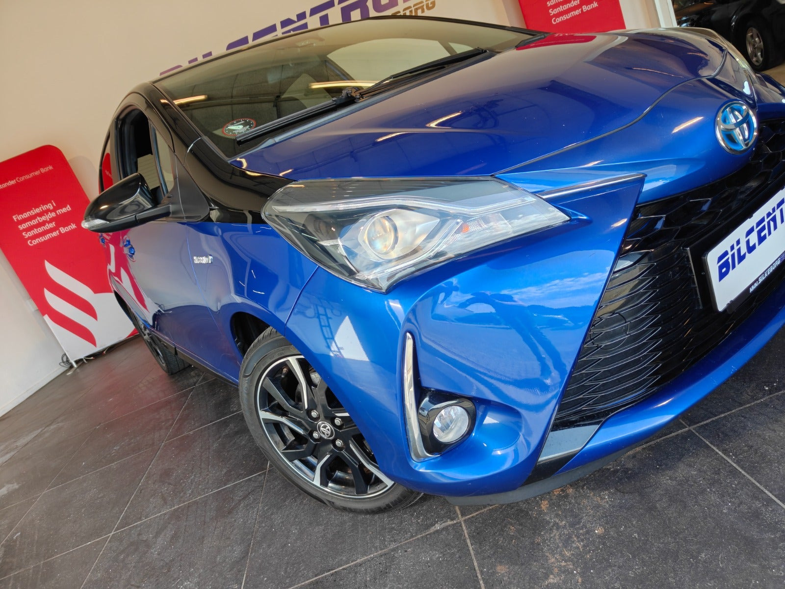 Blå Toyota Yaris fra 2017