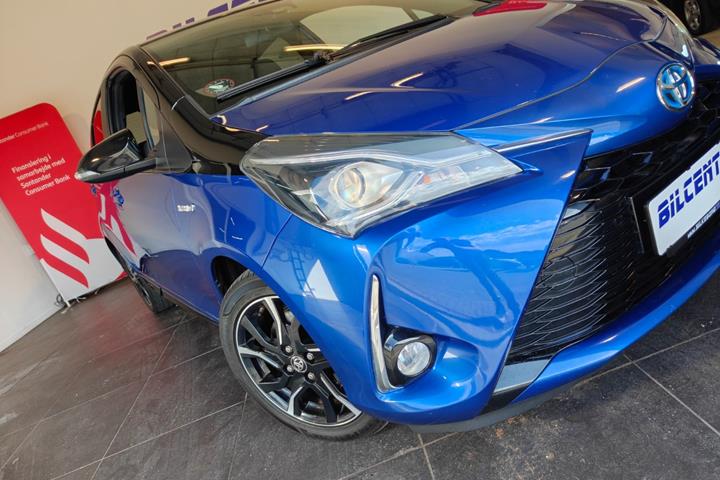 Blå Toyota Yaris fra 2017