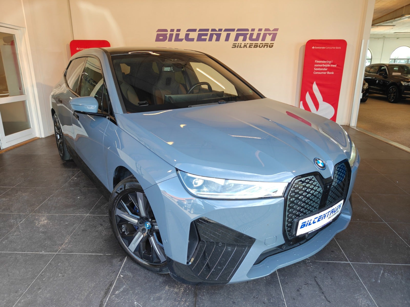 Grå BMW iX fra 2022