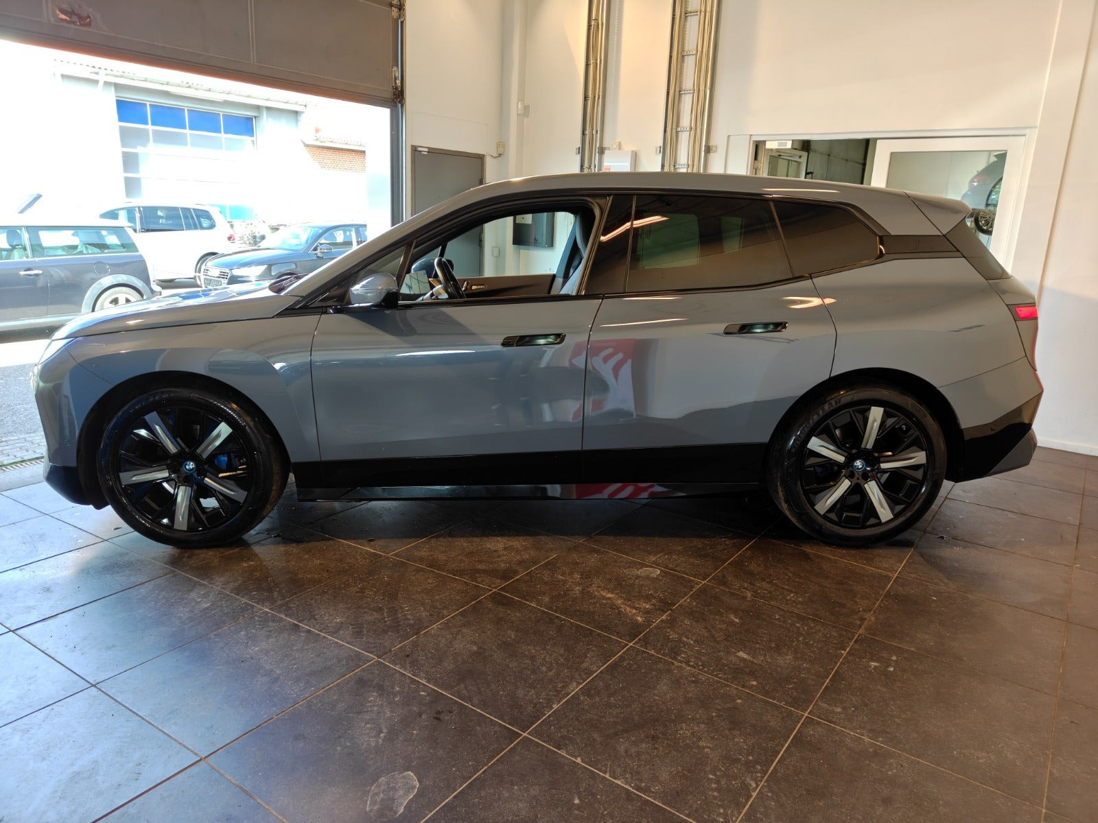 Grå BMW iX fra 2022