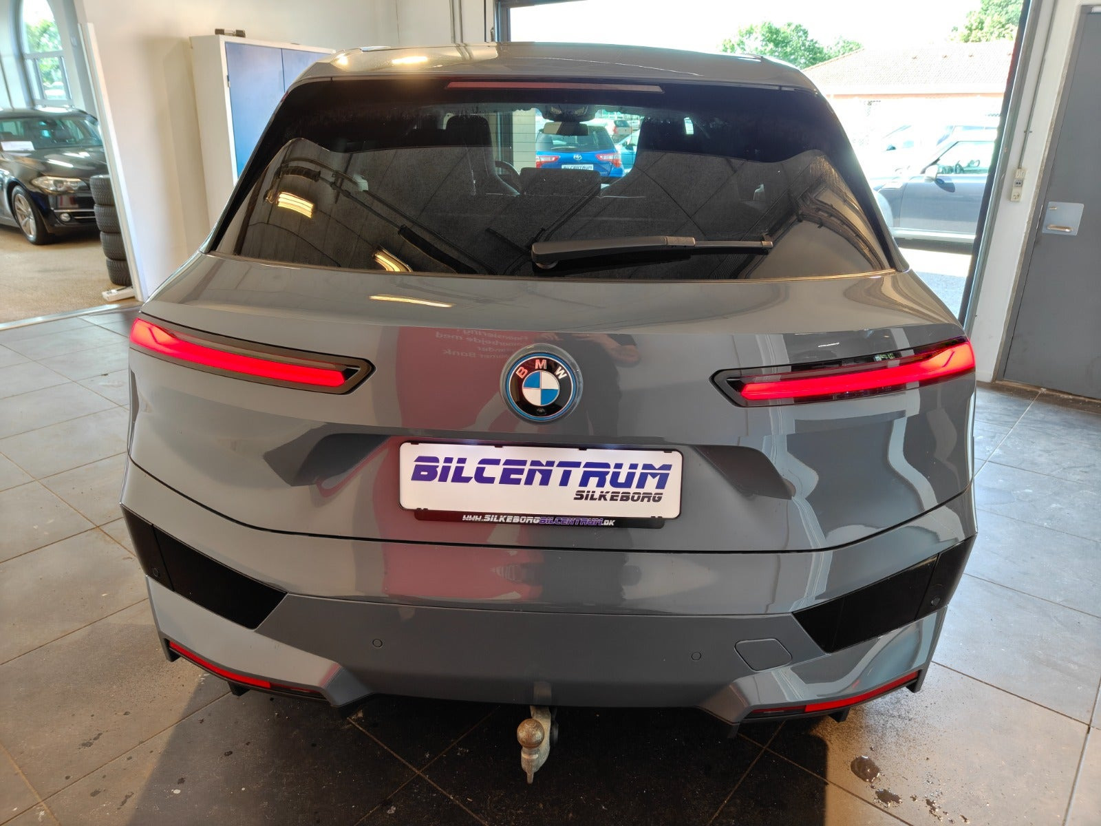 Grå BMW iX fra 2022