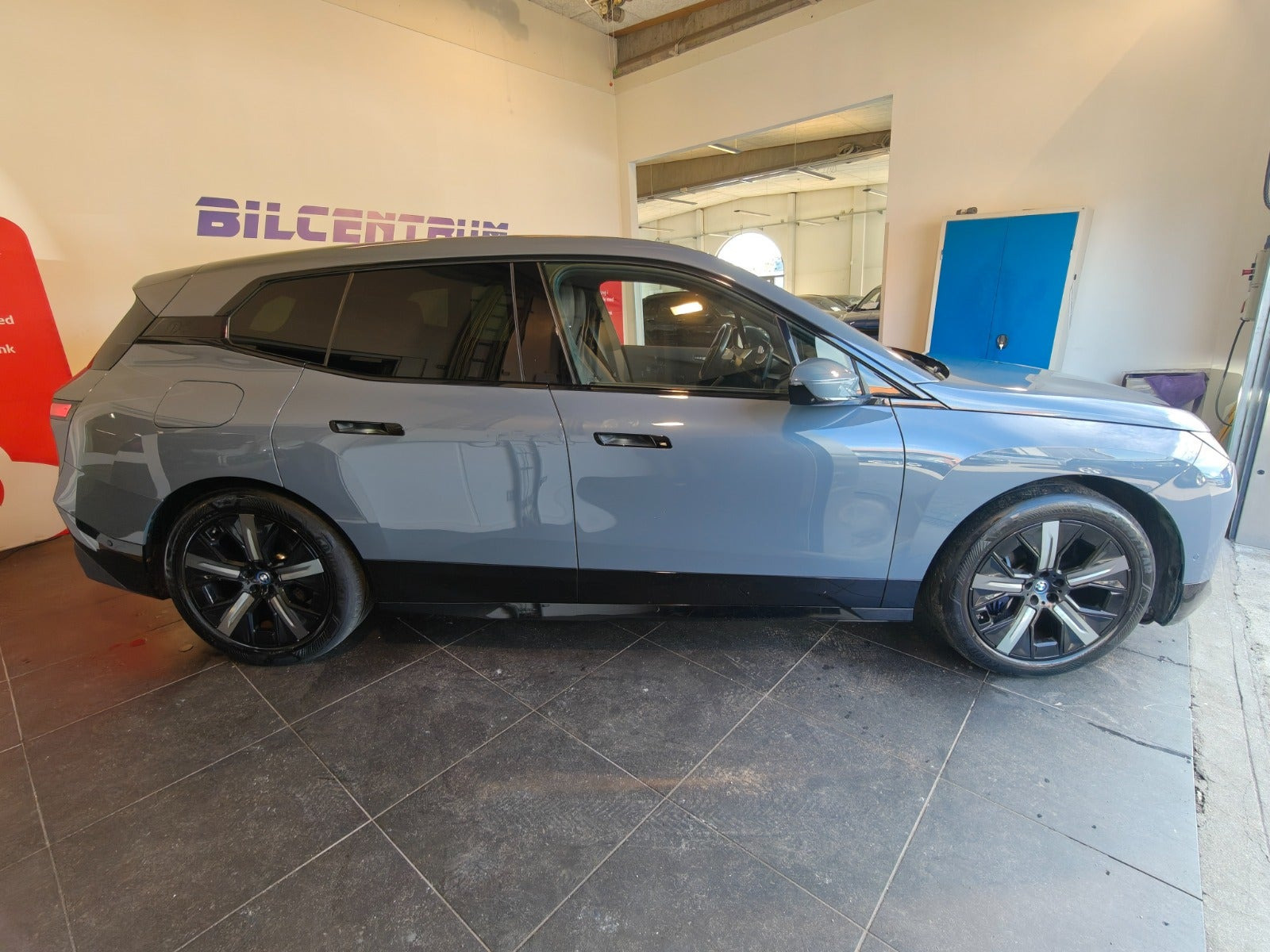 Grå BMW iX fra 2022