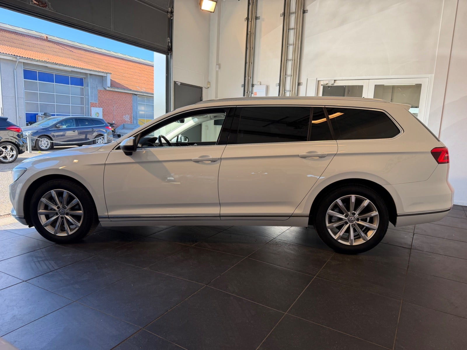 Hvid VW Passat fra 2017
