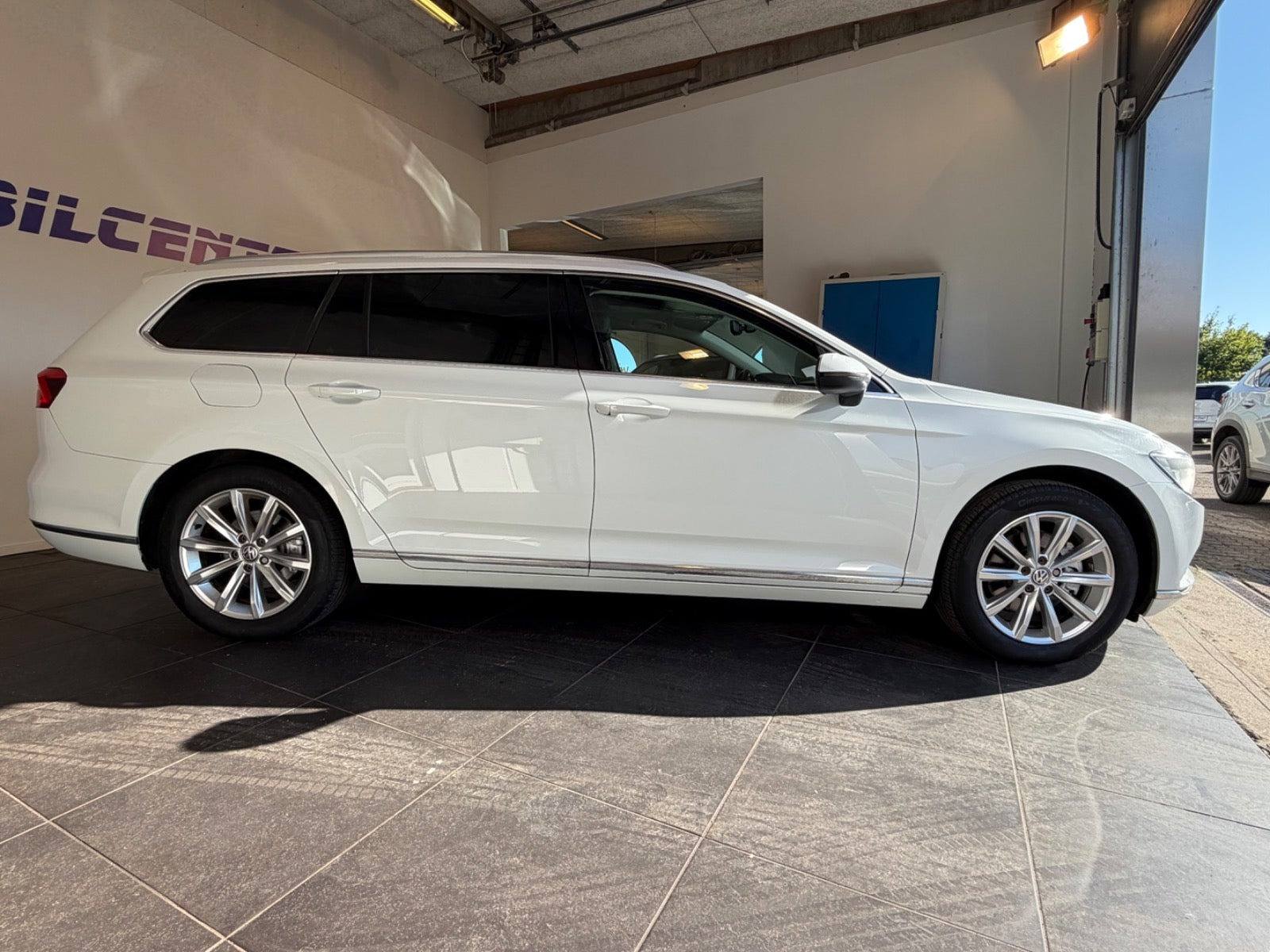 Hvid VW Passat fra 2017