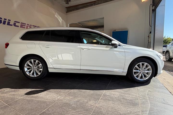 Hvid VW Passat fra 2017