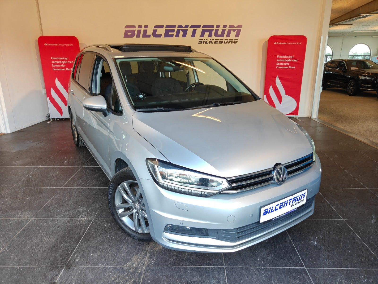 Sølv VW Touran fra 2017