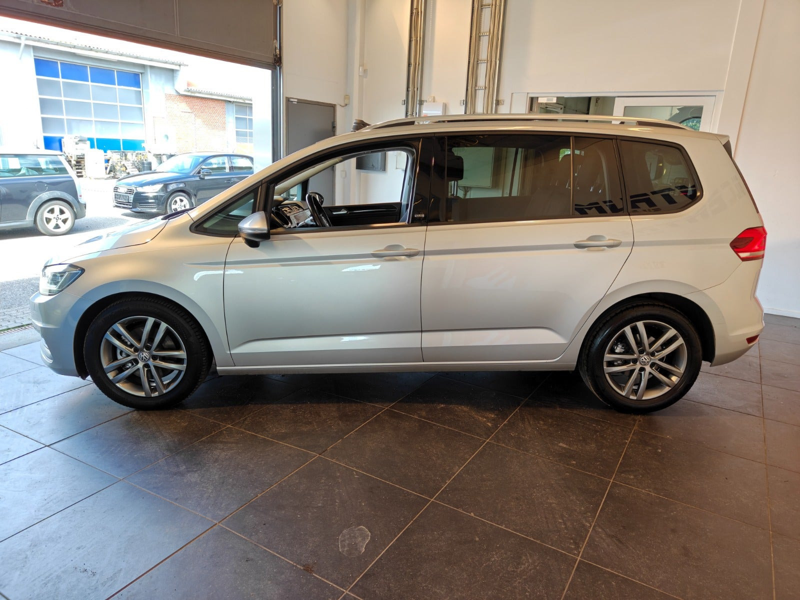 Sølv VW Touran fra 2017