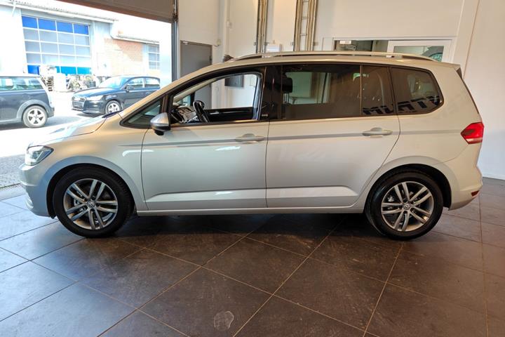 Sølv VW Touran fra 2017