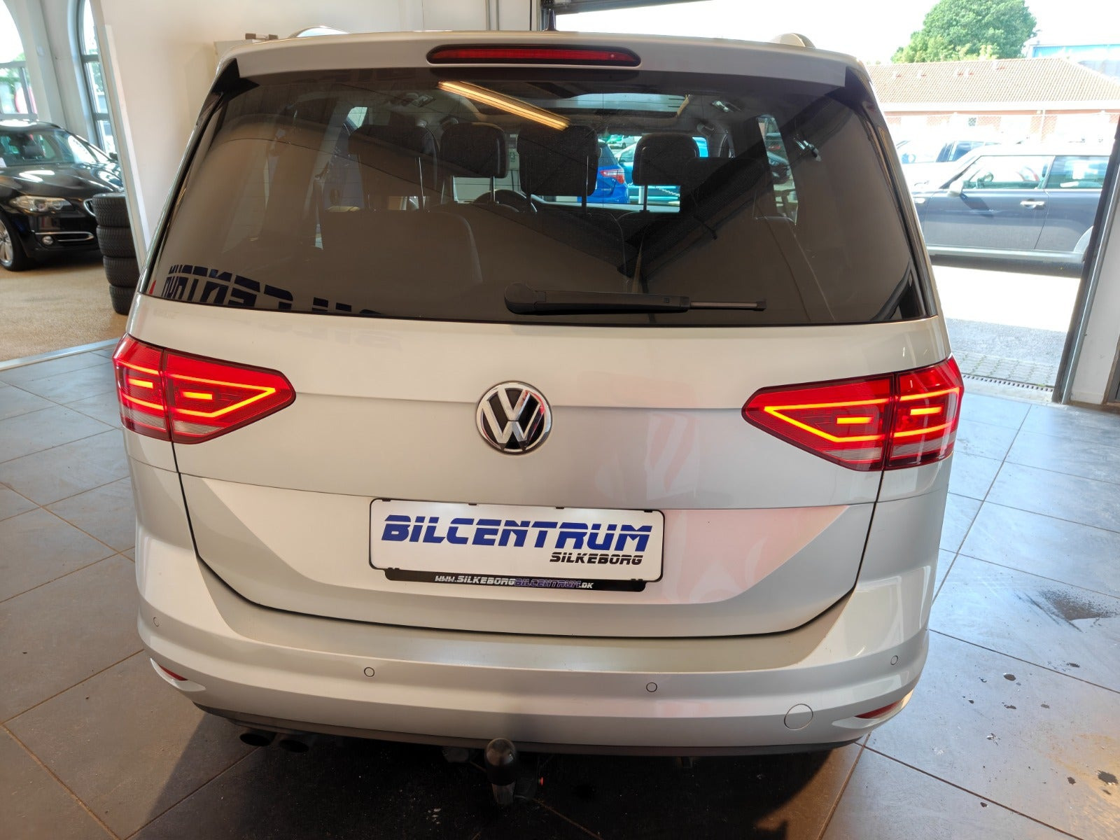 Sølv VW Touran fra 2017