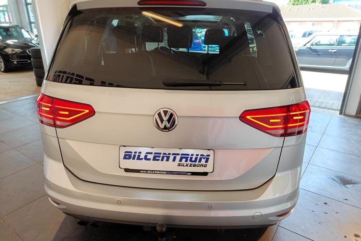 Sølv VW Touran fra 2017