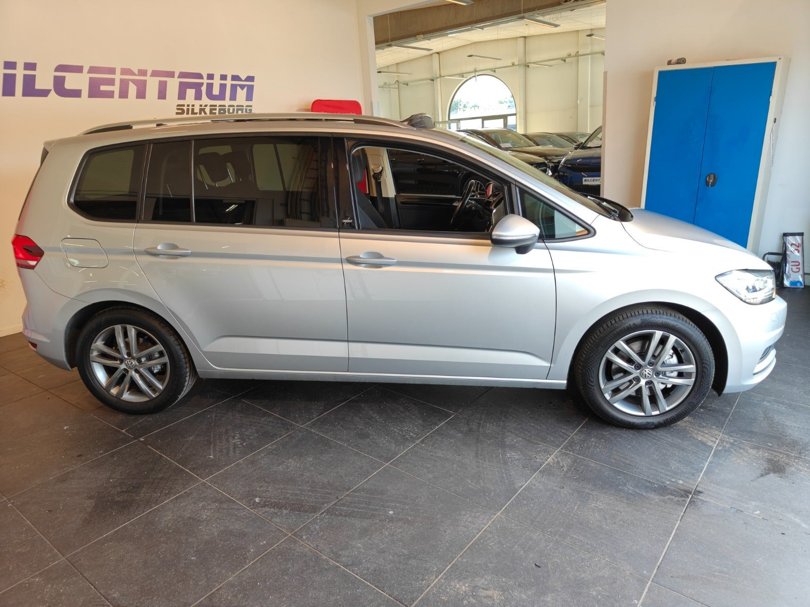 Sølv VW Touran fra 2017