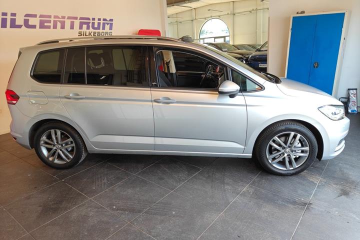 Sølv VW Touran fra 2017