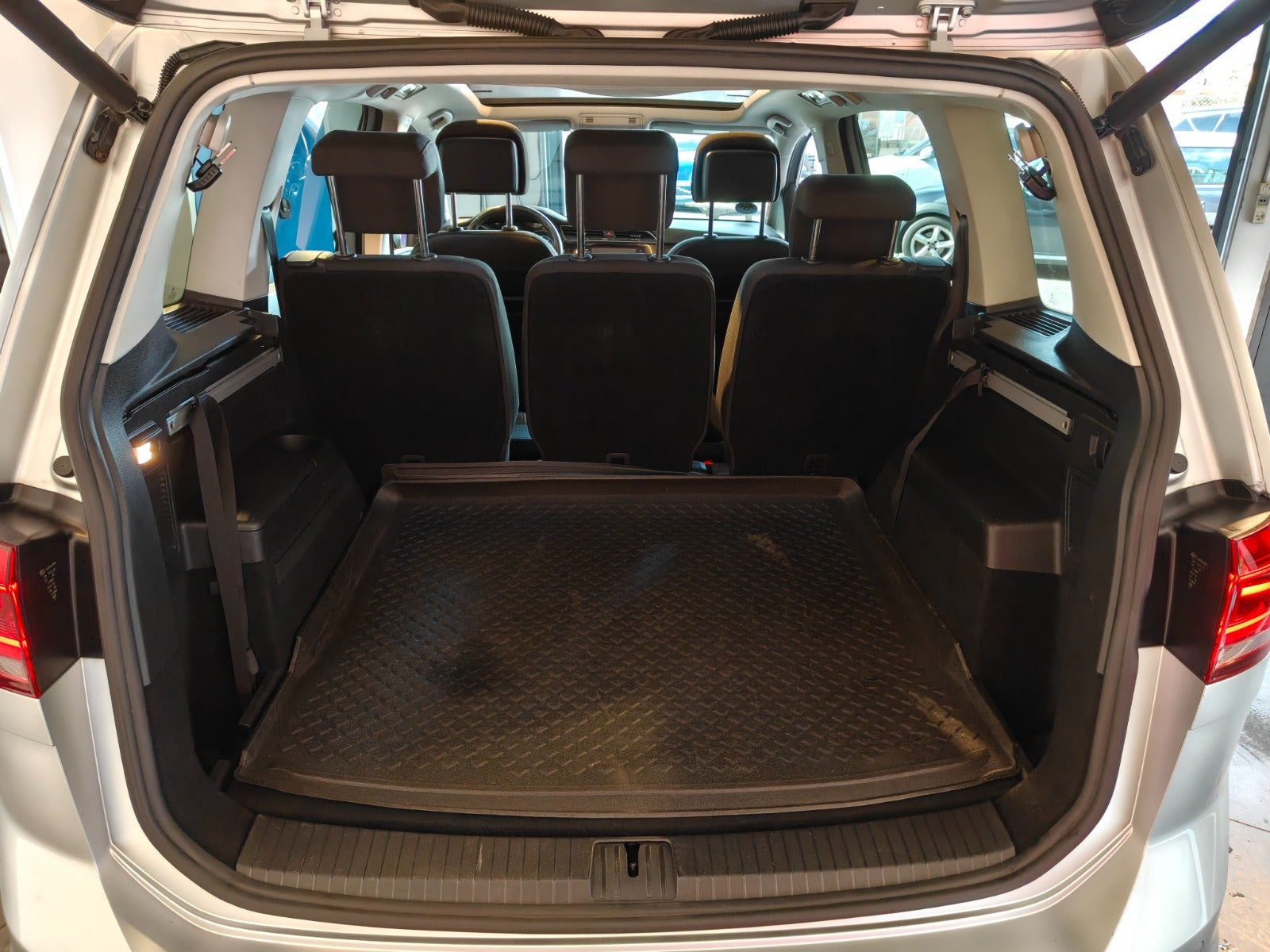 Sølv VW Touran fra 2017