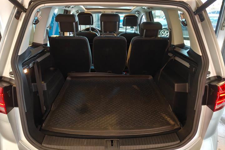 Sølv VW Touran fra 2017