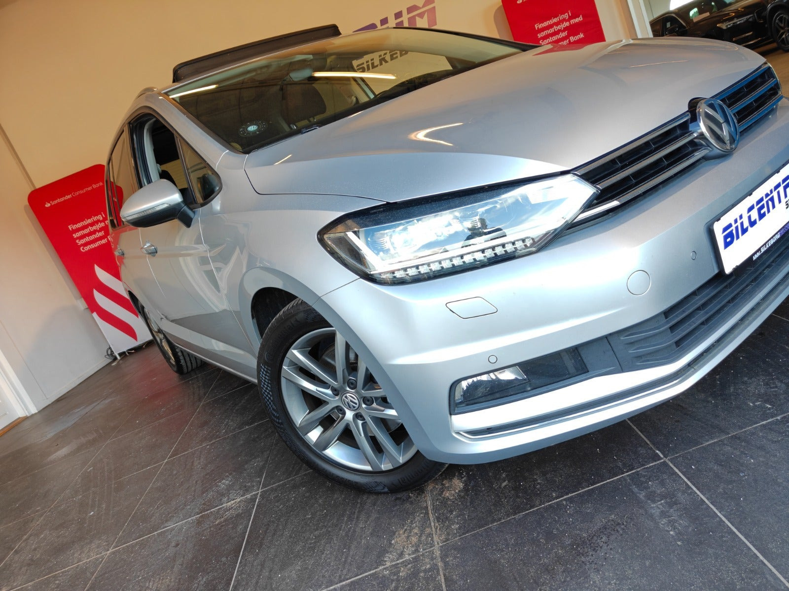 Sølv VW Touran fra 2017