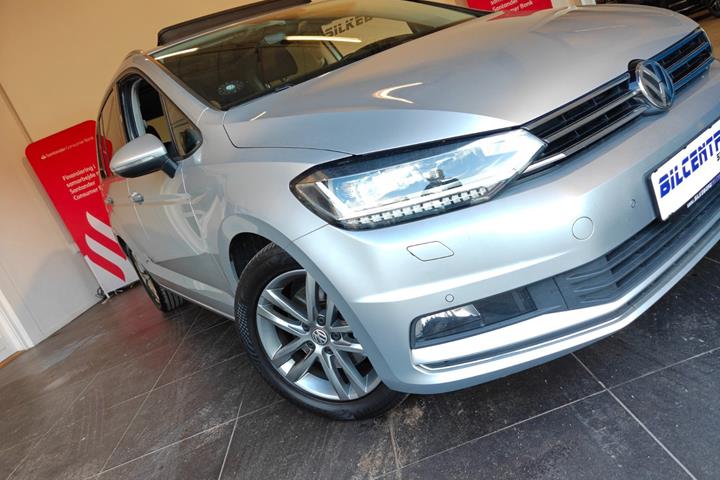 Sølv VW Touran fra 2017