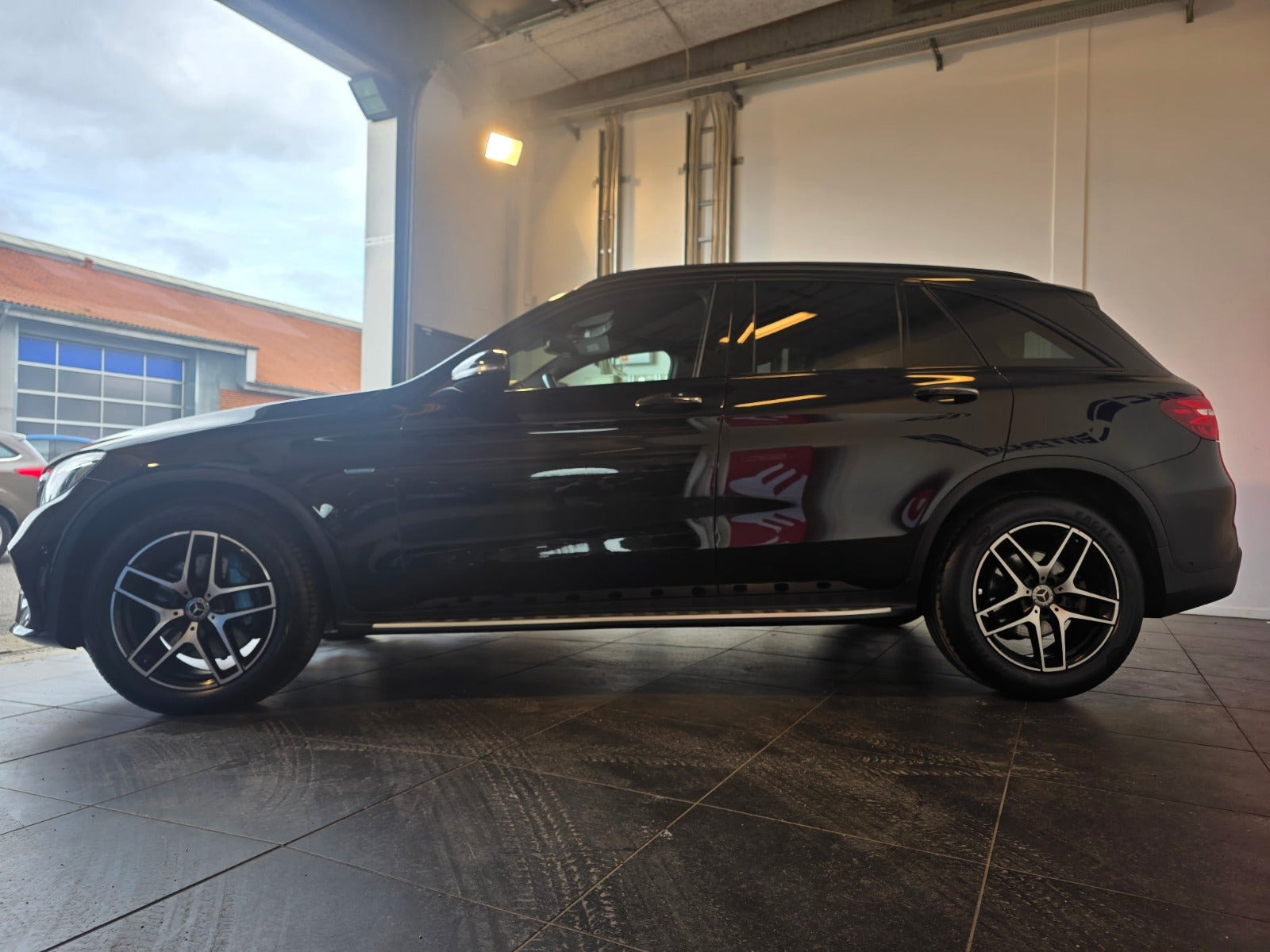 Sort Mercedes GLC350 e fra 2017