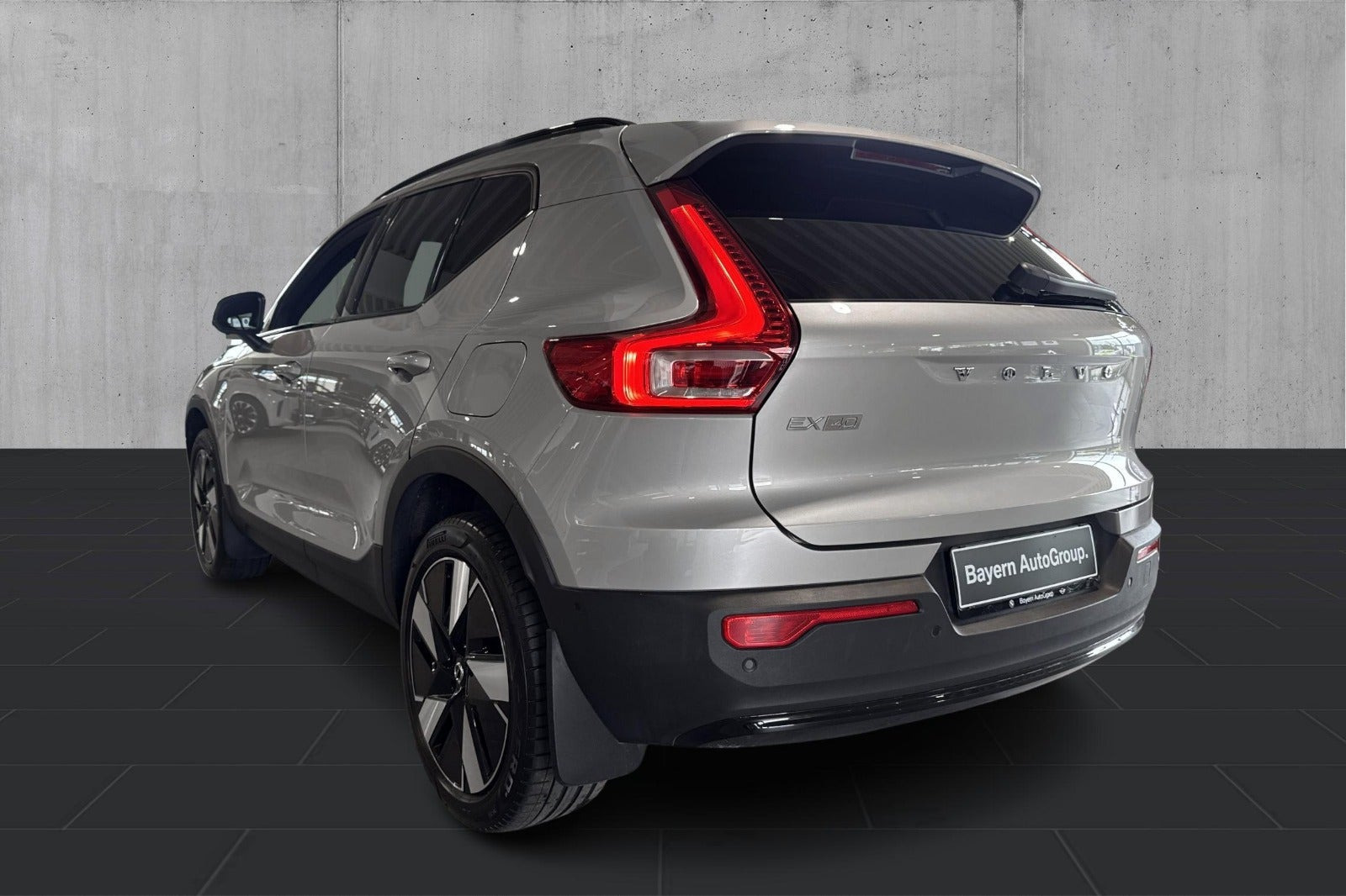 Sølv Volvo EX40 fra 2025