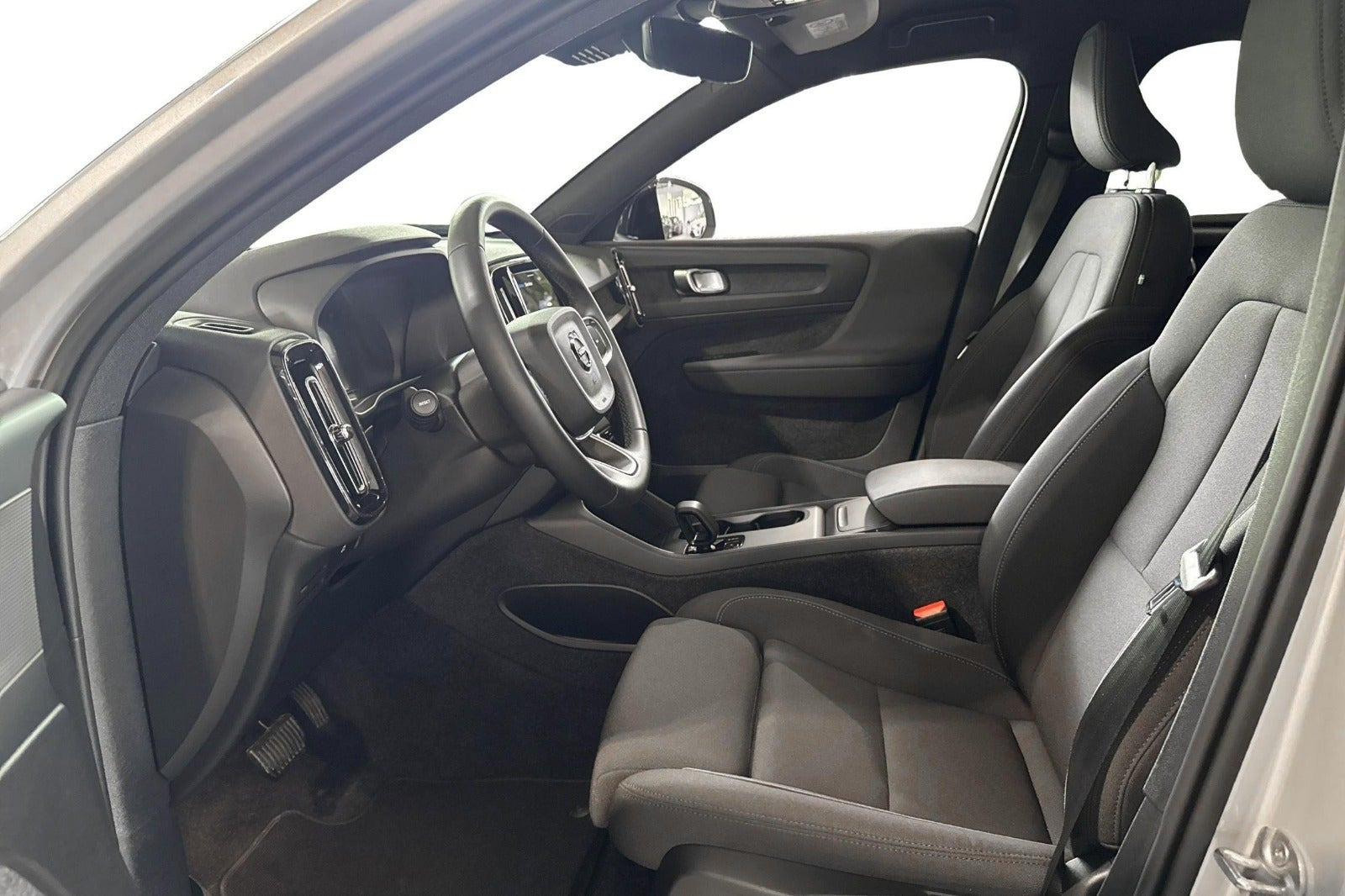 Sølv Volvo EX40 fra 2025