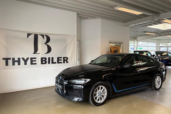 Sort BMW i4 fra 2024 set udefra