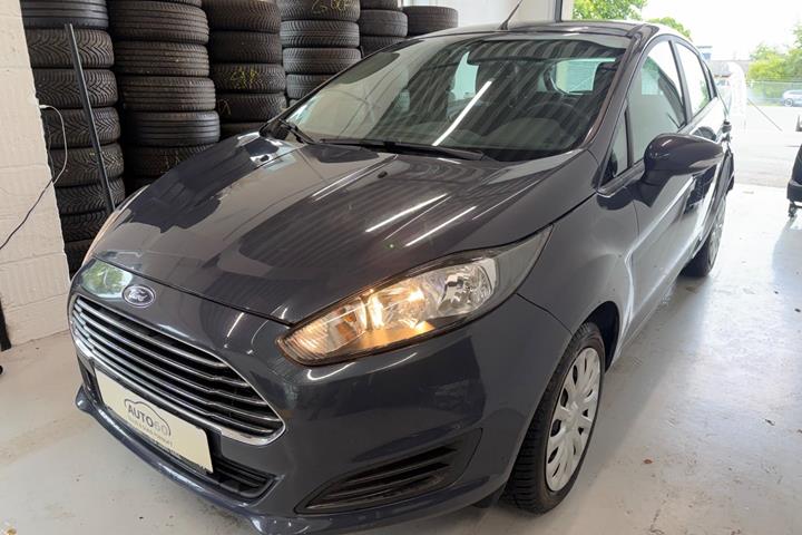 Grå Ford Fiesta fra 2016