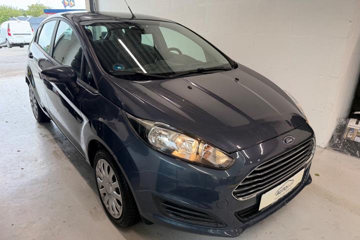Grå Ford Fiesta fra 2016