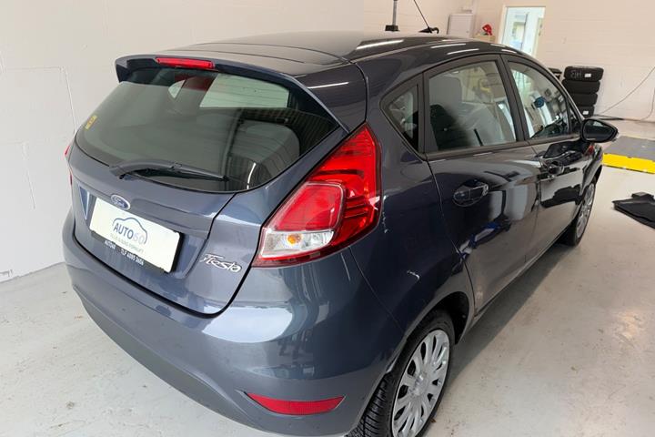 Grå Ford Fiesta fra 2016
