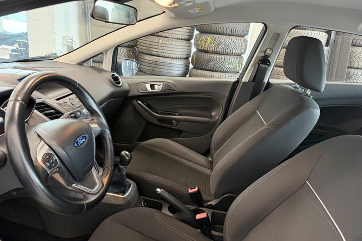Grå Ford Fiesta fra 2016