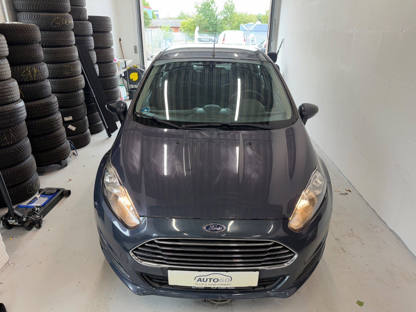 Grå Ford Fiesta fra 2016