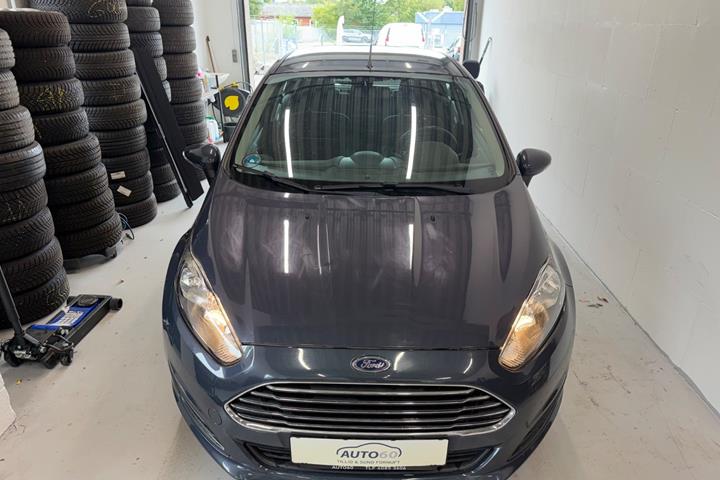Grå Ford Fiesta fra 2016