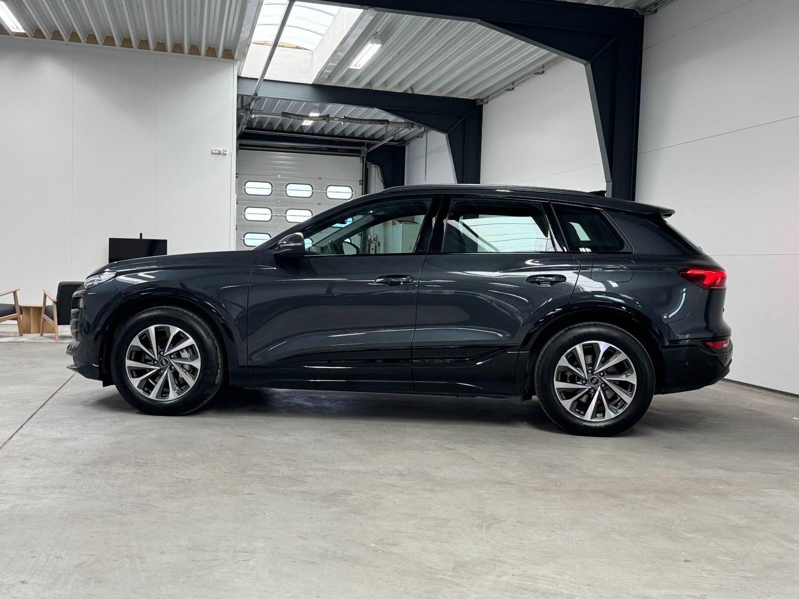 Grå Audi Q6 e-tron fra 2025