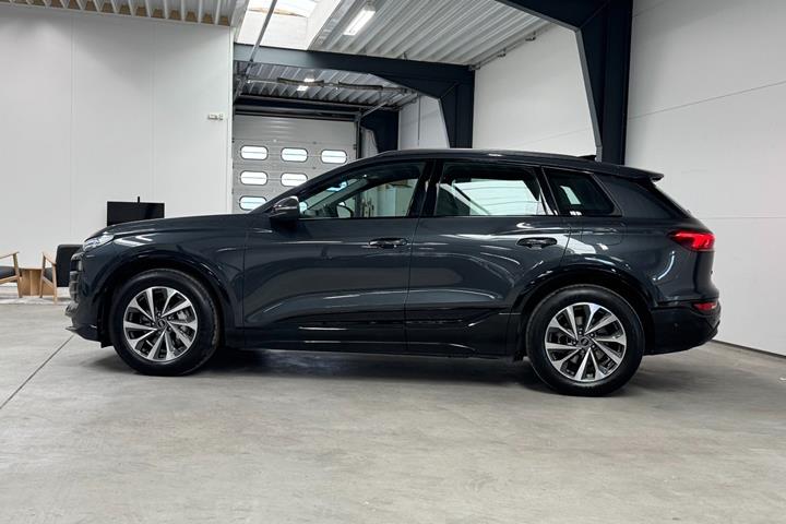 Grå Audi Q6 e-tron fra 2025