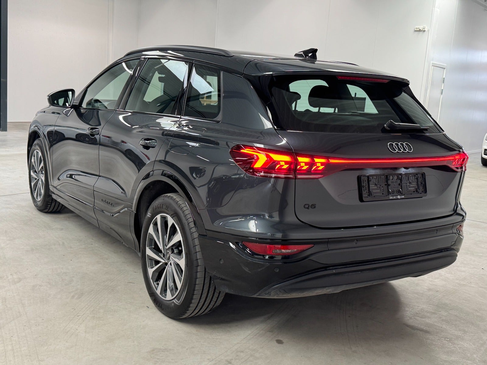 Grå Audi Q6 e-tron fra 2025