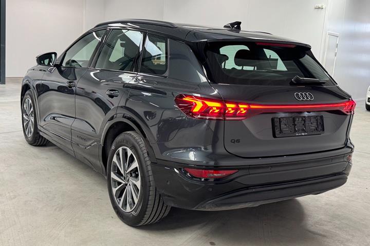 Grå Audi Q6 e-tron fra 2025