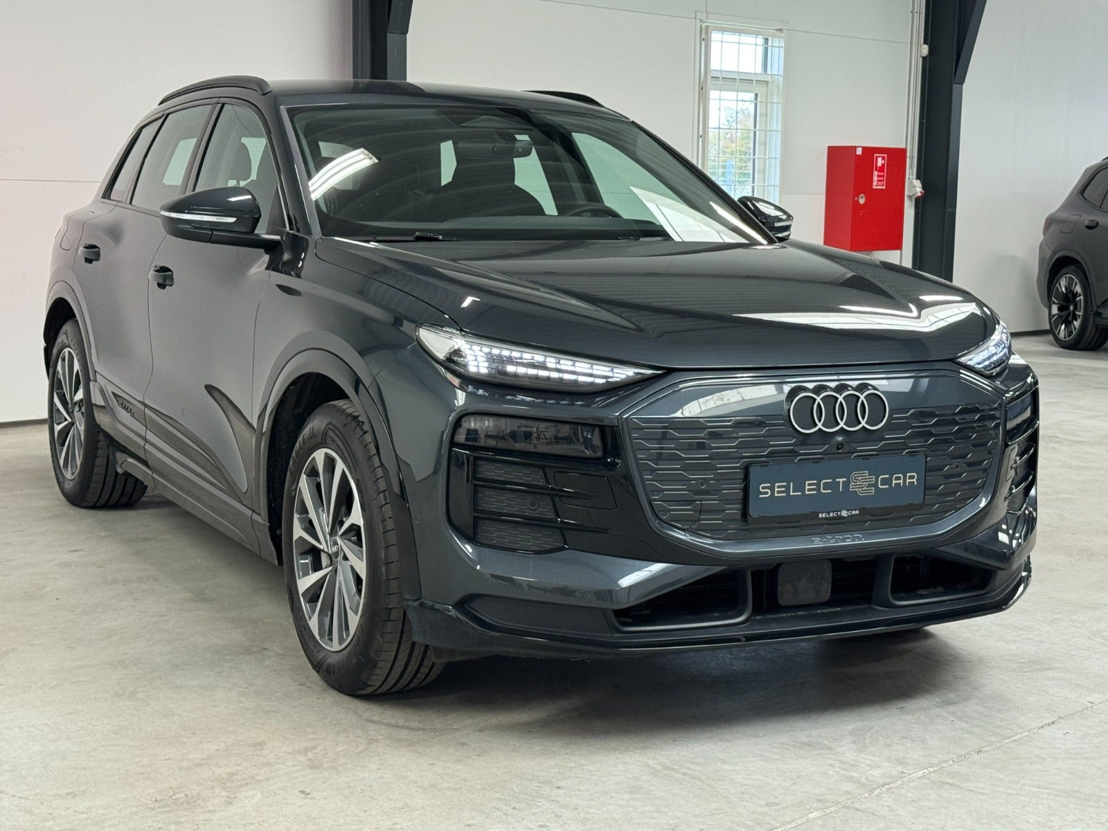 Grå Audi Q6 e-tron fra 2025