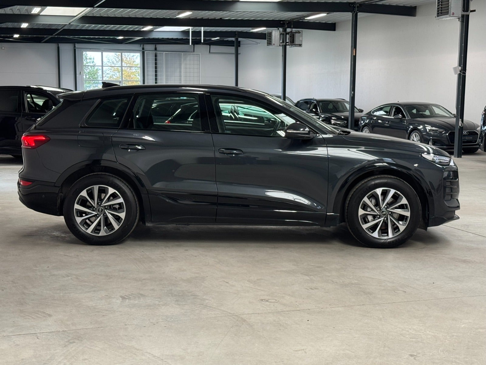 Grå Audi Q6 e-tron fra 2025