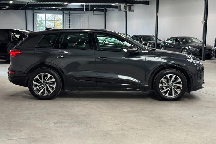 Grå Audi Q6 e-tron fra 2025