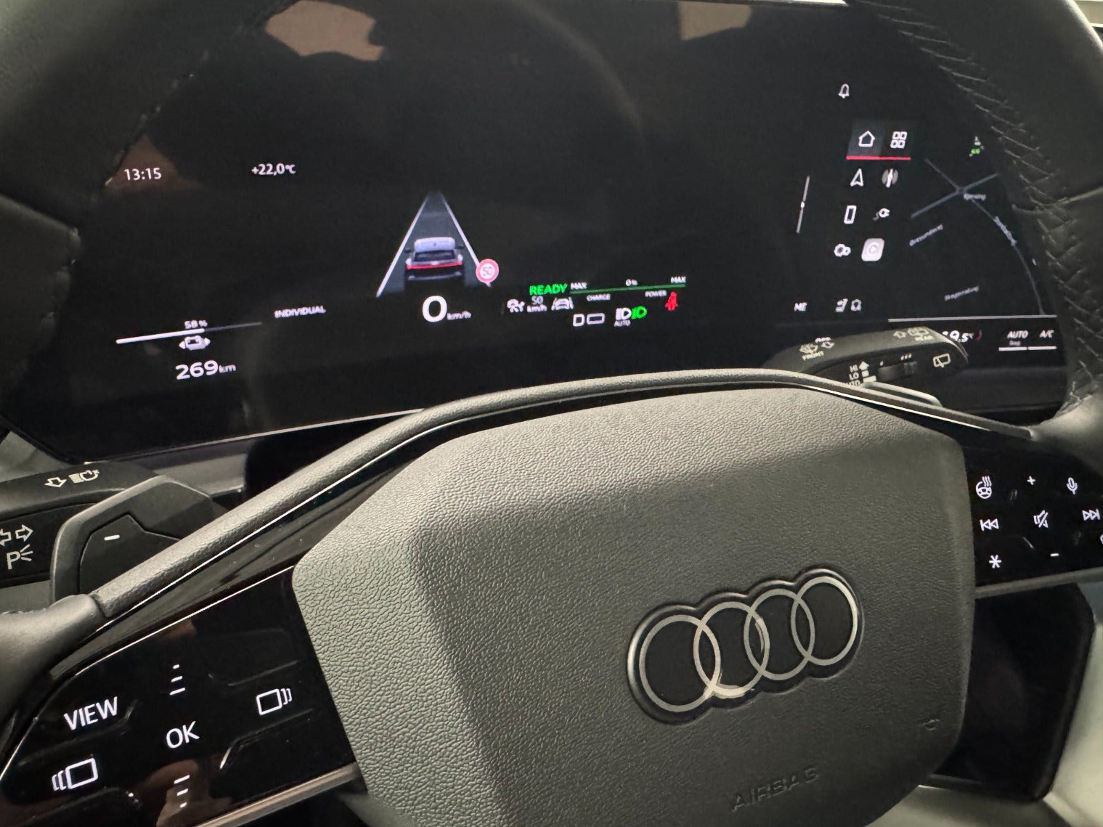 Grå Audi Q6 e-tron fra 2025